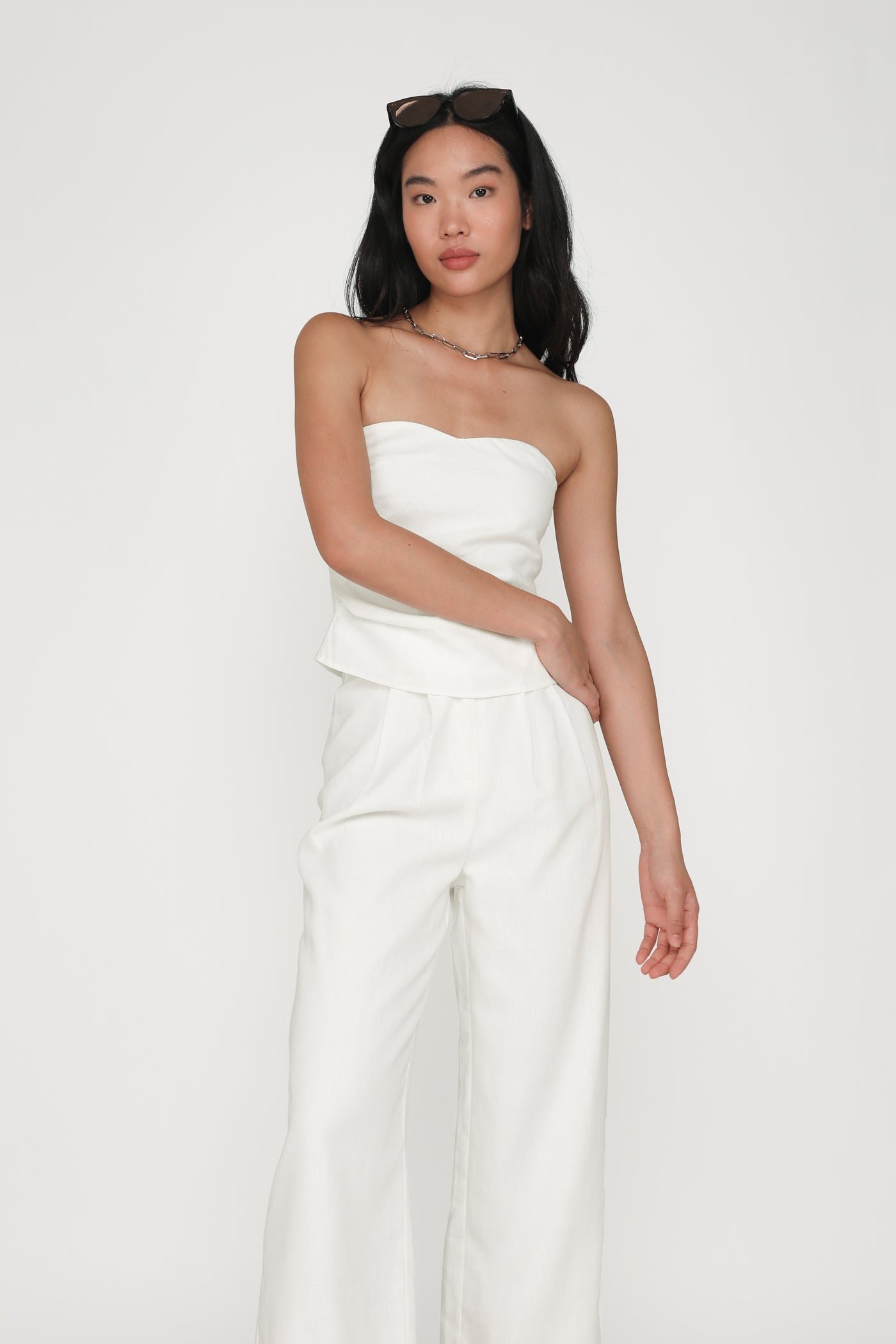 kason-white-pleated-linen-pants-image-4-the-tinsel-rack-singapore Kason Pleated Linen Pants - Image 1